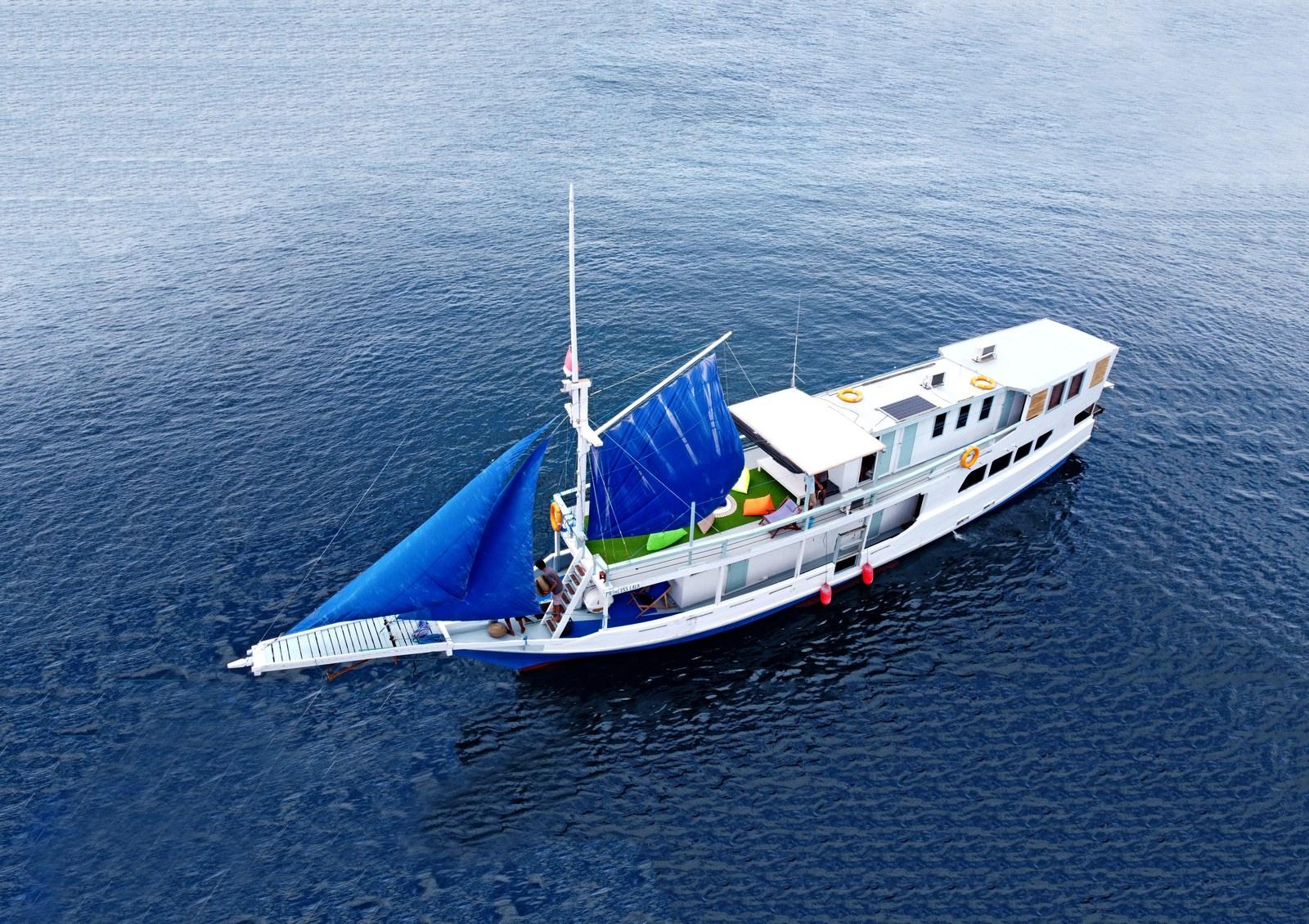 Princess Lala Phinisi – Crucero por Komodo en Princess Lala, un phinisi con dos mesas y seis camarotes