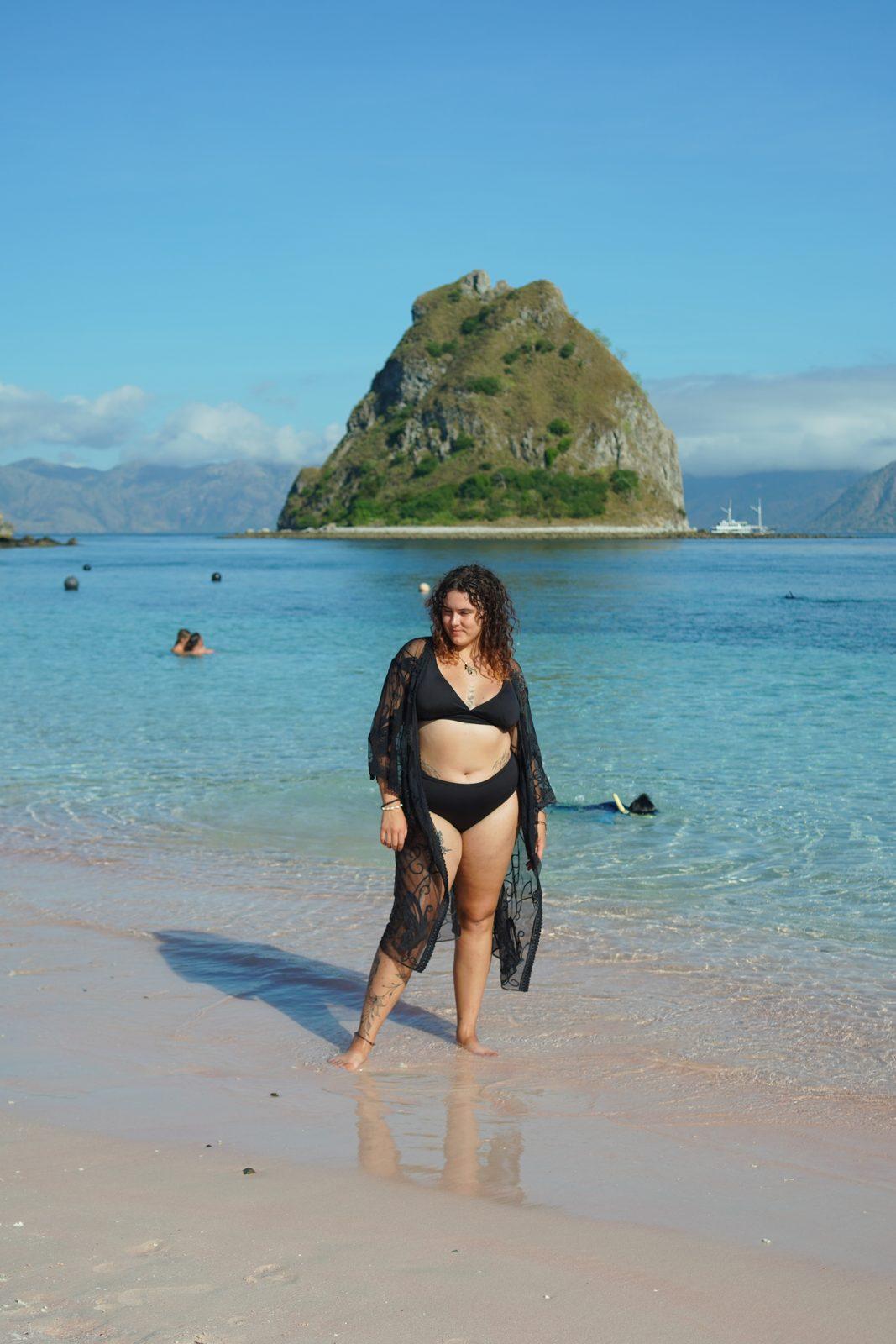 Kelor – woman in black cover-up on sand, islet (Echtes Foto von einer Komodo-Explorer-Fahrt)