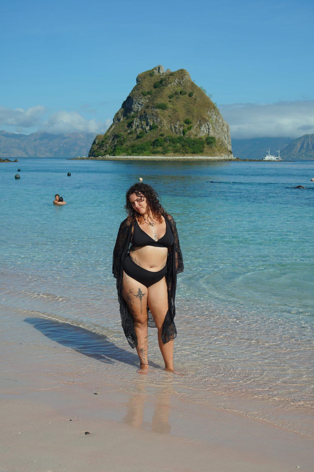 Kelor – woman walking in shallows, islet behind (Echtes Foto von einer Komodo-Explorer-Fahrt)
