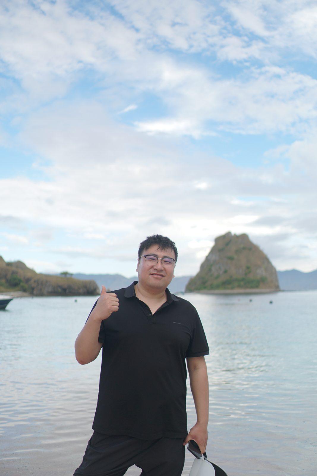 Kelor – man on shore, islet behind (Echtes Foto von einer Komodo-Explorer-Fahrt)