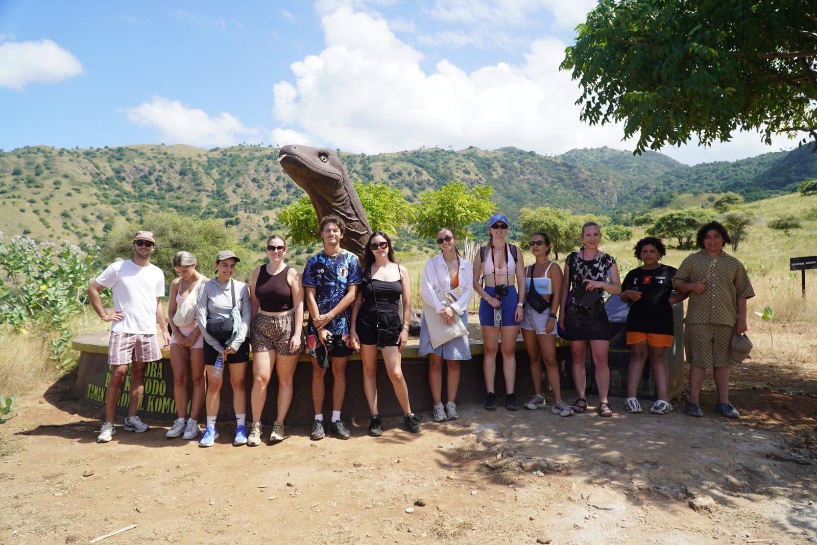 Komodo – group posing on savanna with dragon (Foto real de un viaje de Komodo Explorer)