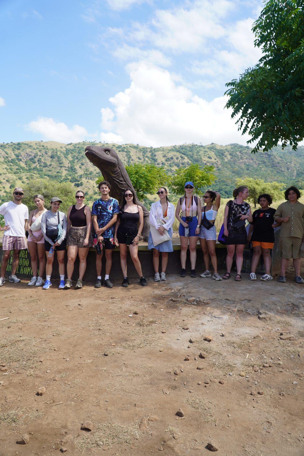 Komodo – group standing on savanna, dry hills (Foto real de un viaje de Komodo Explorer)