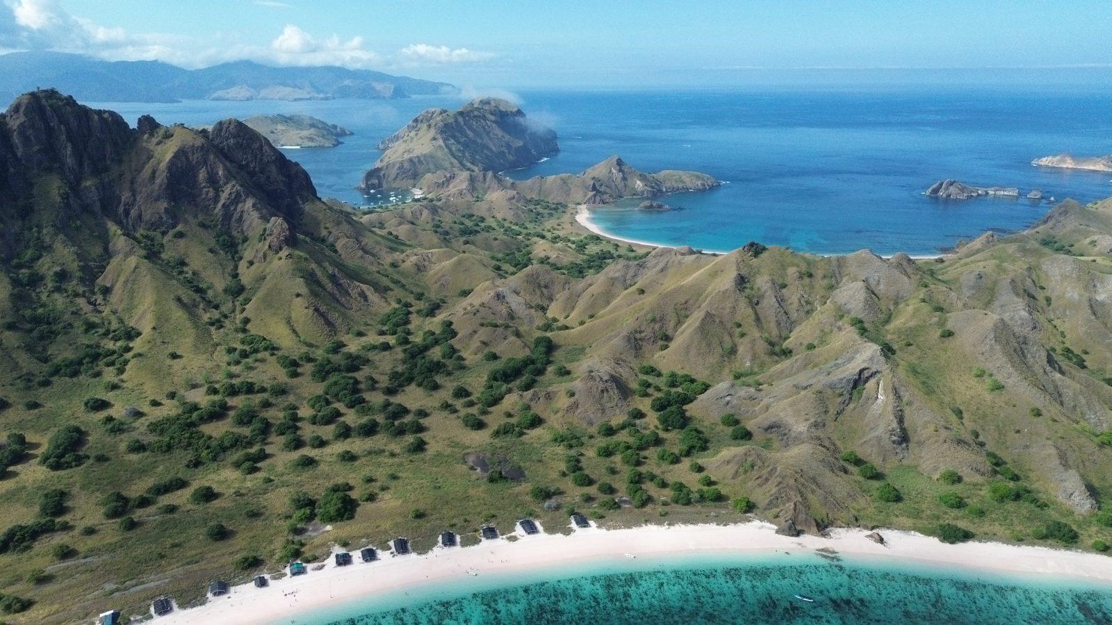 Padar – Aerial ridge, three bays, curved white beaches (Foto real de un viaje de Komodo Explorer)