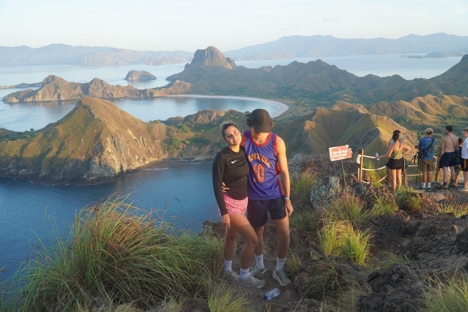 Padar – Couple at rail, bays, golden light (Foto real de un viaje de Komodo Explorer)