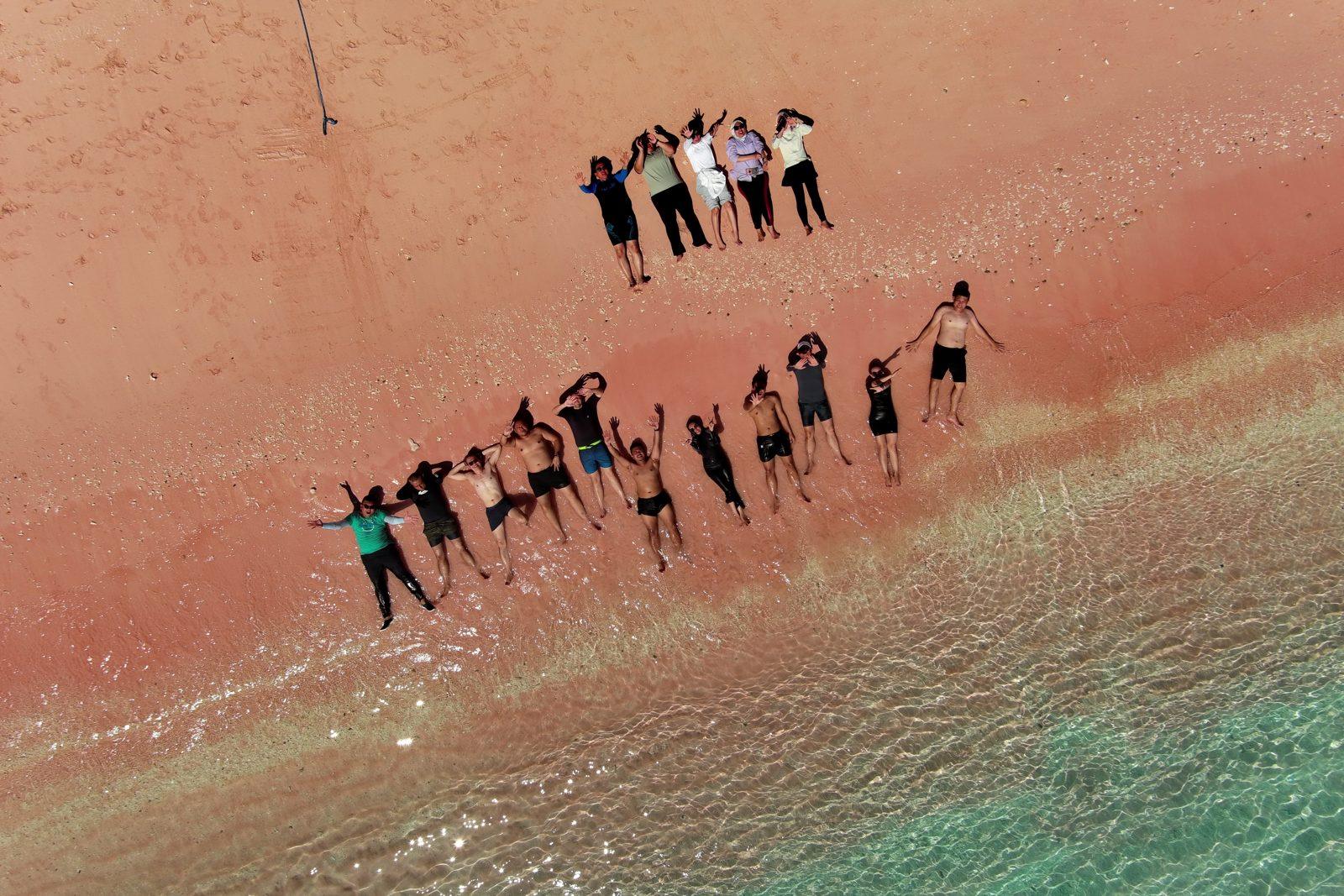 Pink Beach – Aerial, large group formation on pink sand (Echtes Foto von einer Komodo-Explorer-Fahrt)