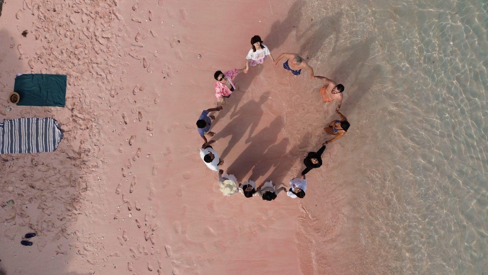 Pink Beach – Aerial group circle on pink sand (Echtes Foto von einer Komodo-Explorer-Fahrt)
