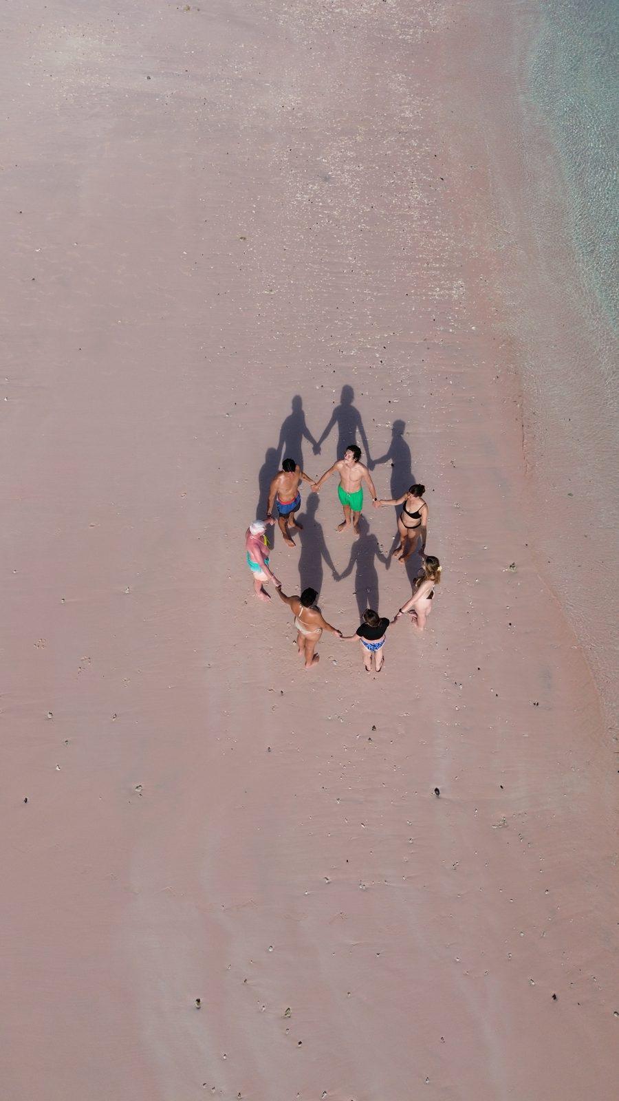 Pink Beach – Aerial group in circle on pink sand (Echtes Foto von einer Komodo-Explorer-Fahrt)