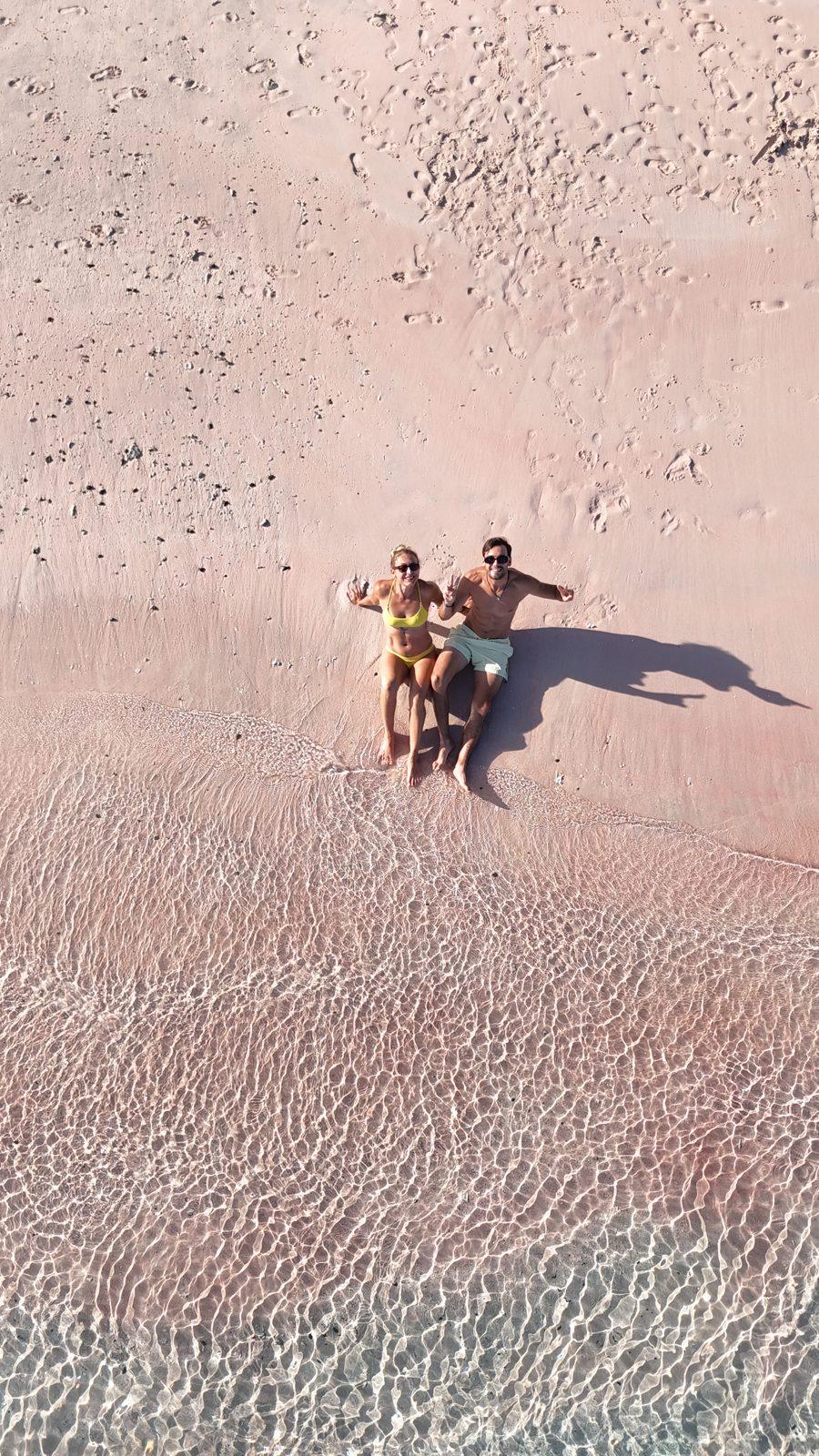 Pink Beach – group on pink sand, turquoise water (Echtes Foto von einer Komodo-Explorer-Fahrt)