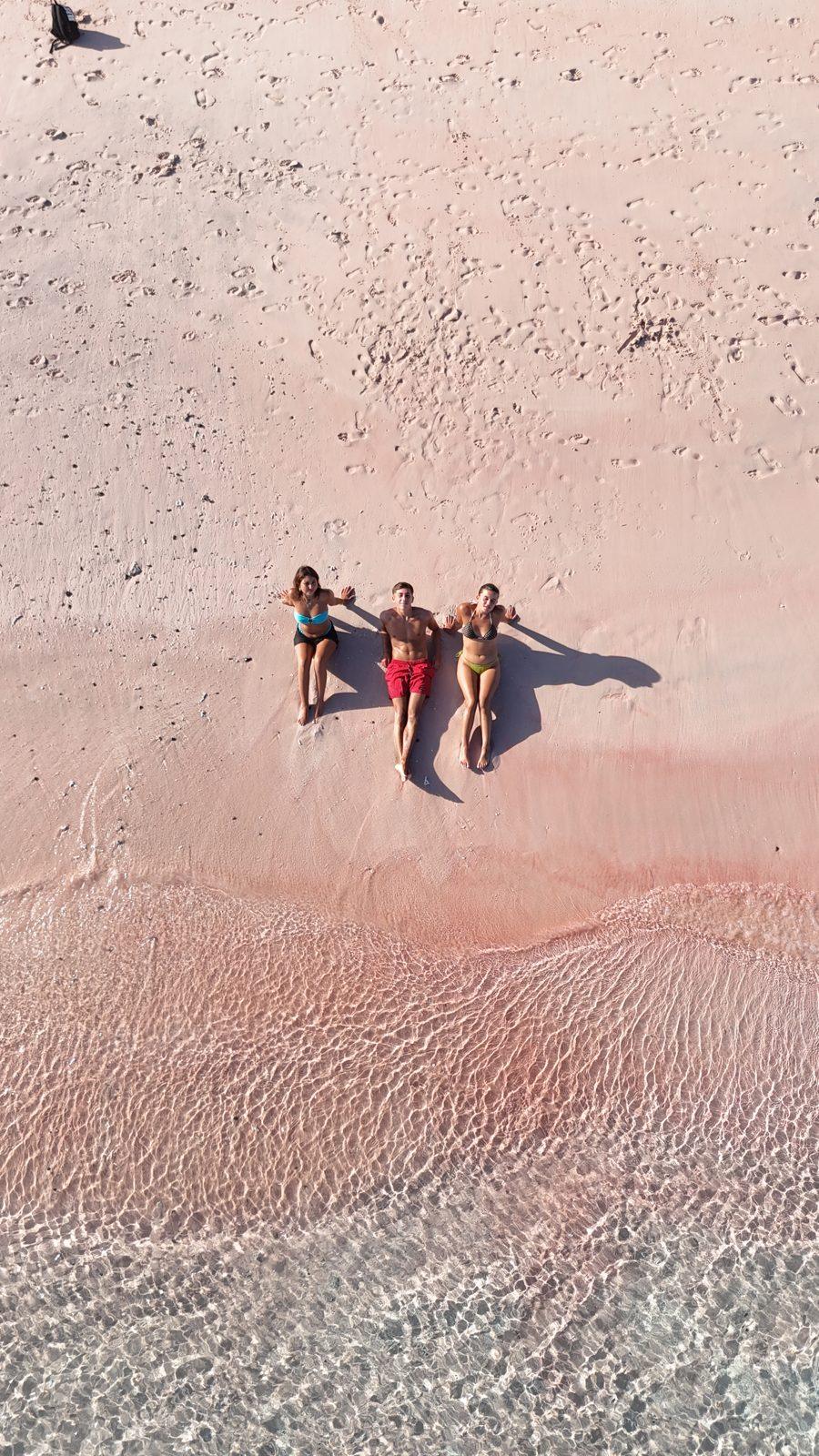 Pink Beach – four people on pink sand, drone (Echtes Foto von einer Komodo-Explorer-Fahrt)