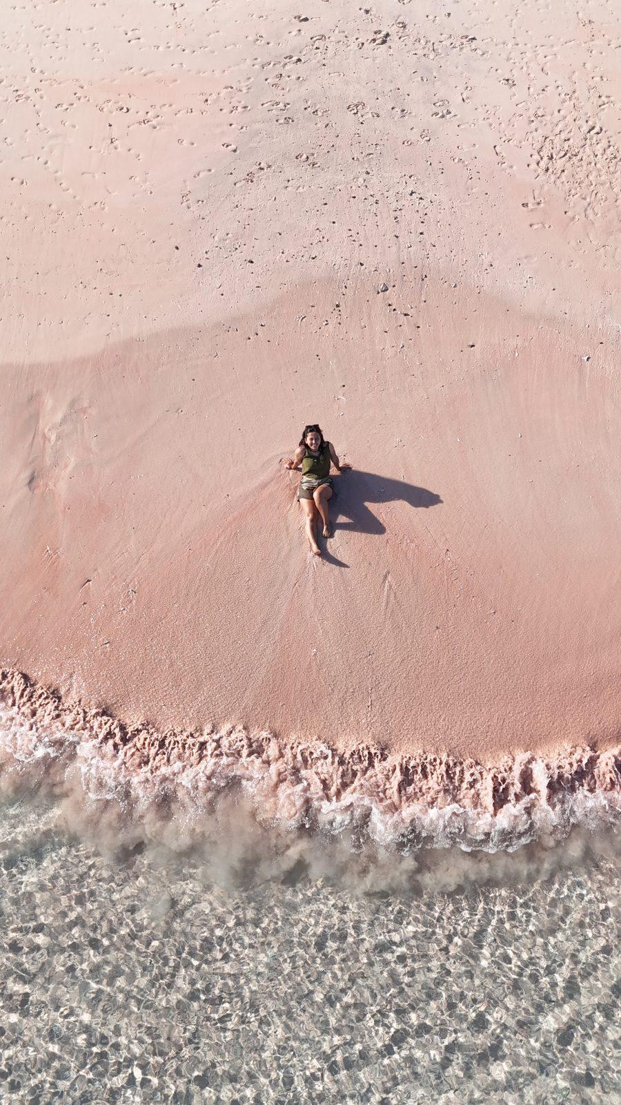 Pink Beach – lone figure on pink sand, turquoise water (Echtes Foto von einer Komodo-Explorer-Fahrt)