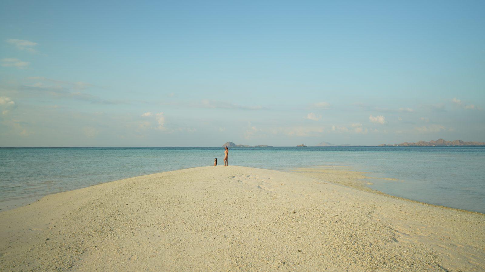 Taka Makassar – long white sandbar, sea, distant figure (Echtes Foto von einer Komodo-Explorer-Fahrt)