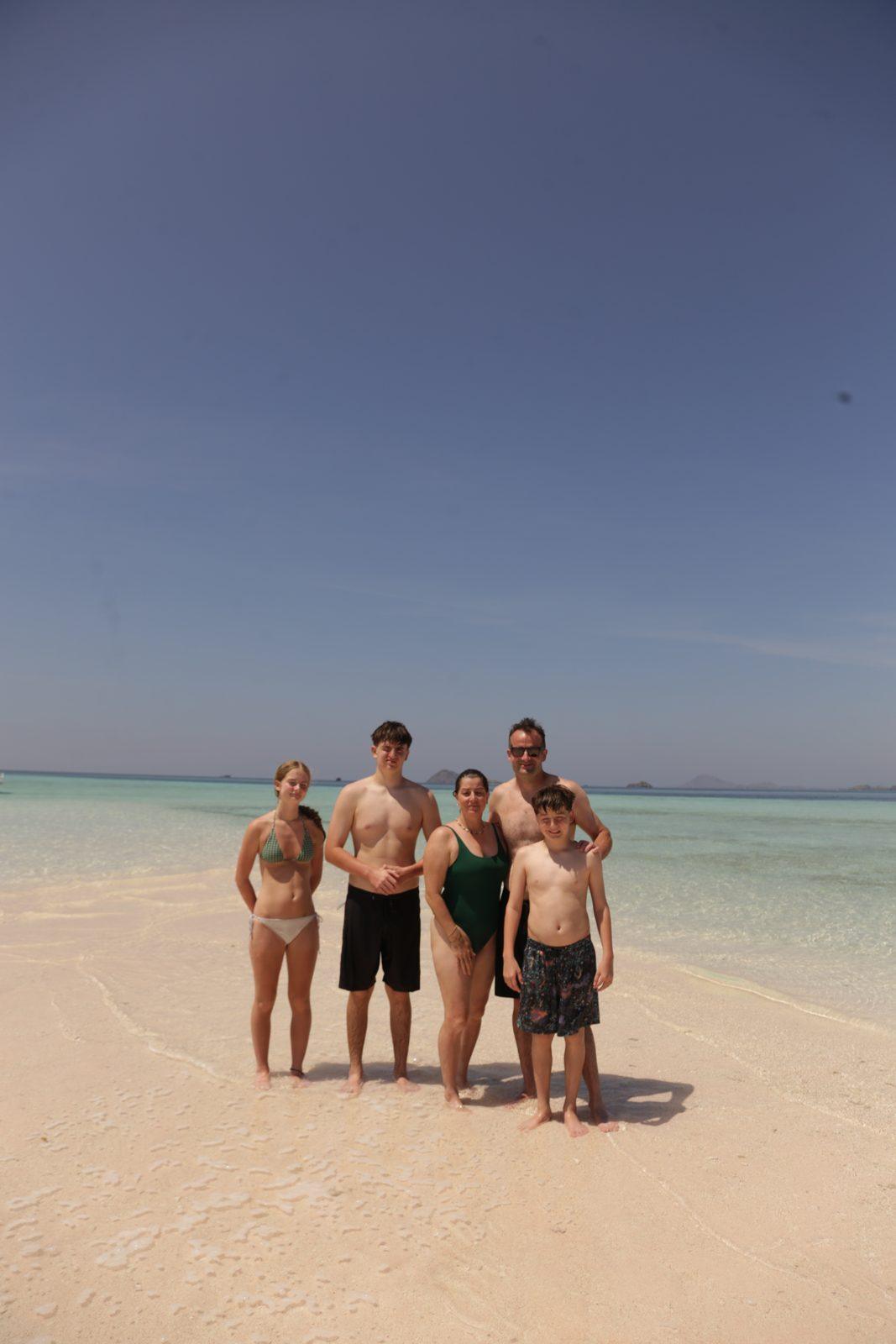 Taka Makassar – group standing on sandbar, shallow water (Echtes Foto von einer Komodo-Explorer-Fahrt)