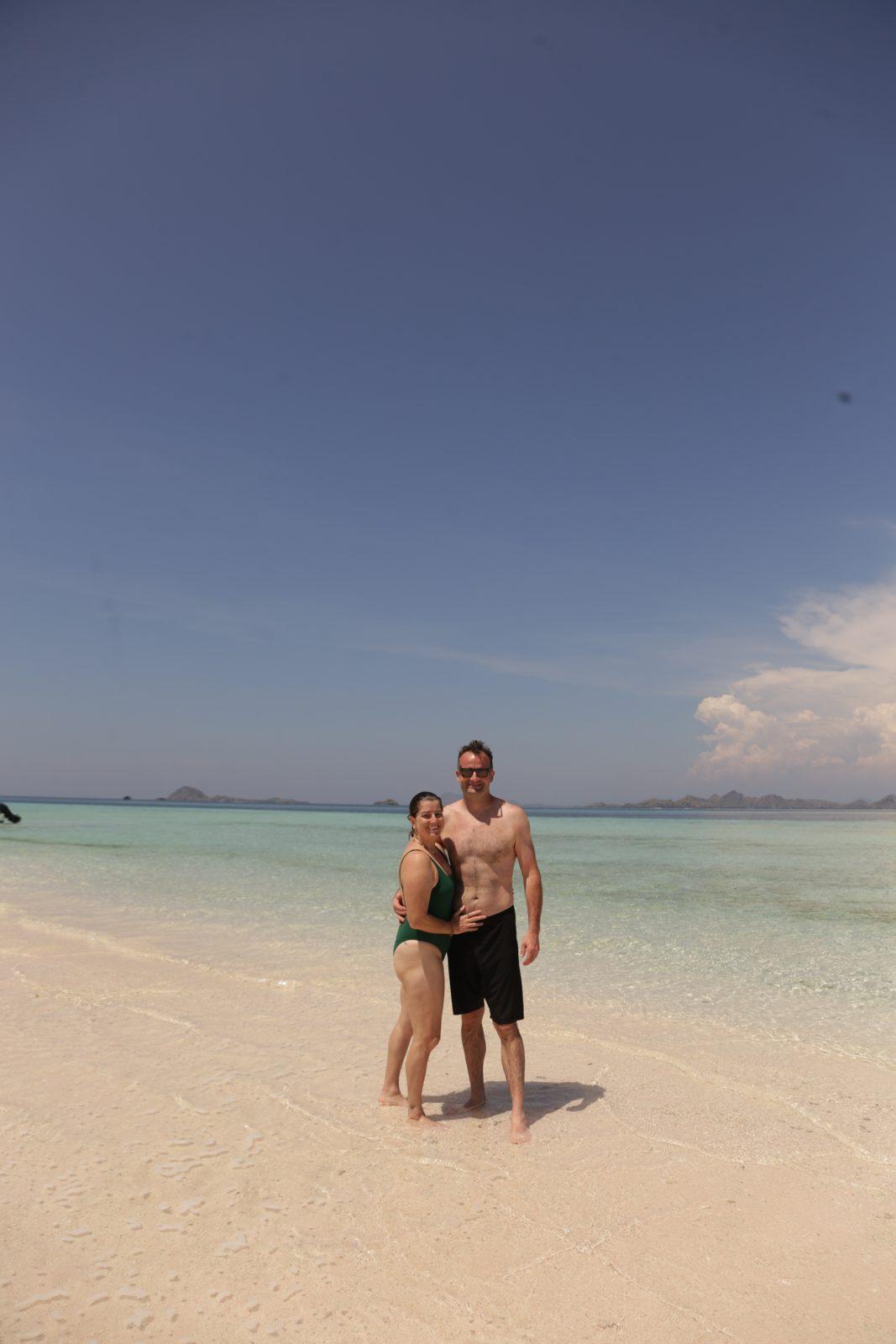 Taka Makassar – couple on sandbar, clear shallows (Echtes Foto von einer Komodo-Explorer-Fahrt)