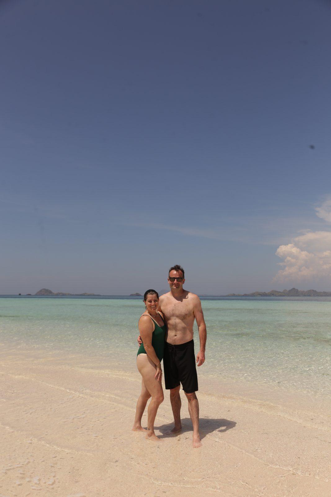 Taka Makassar – group on sandbar, shirtless man (Echtes Foto von einer Komodo-Explorer-Fahrt)