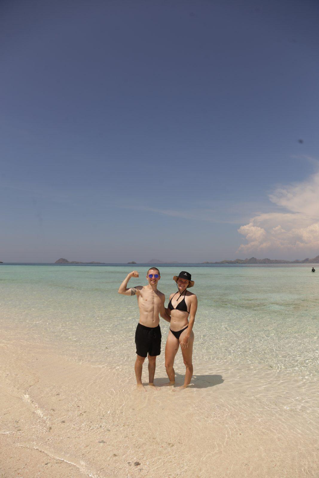 Taka Makassar – couple on sandbar, shirtless man (Echtes Foto von einer Komodo-Explorer-Fahrt)