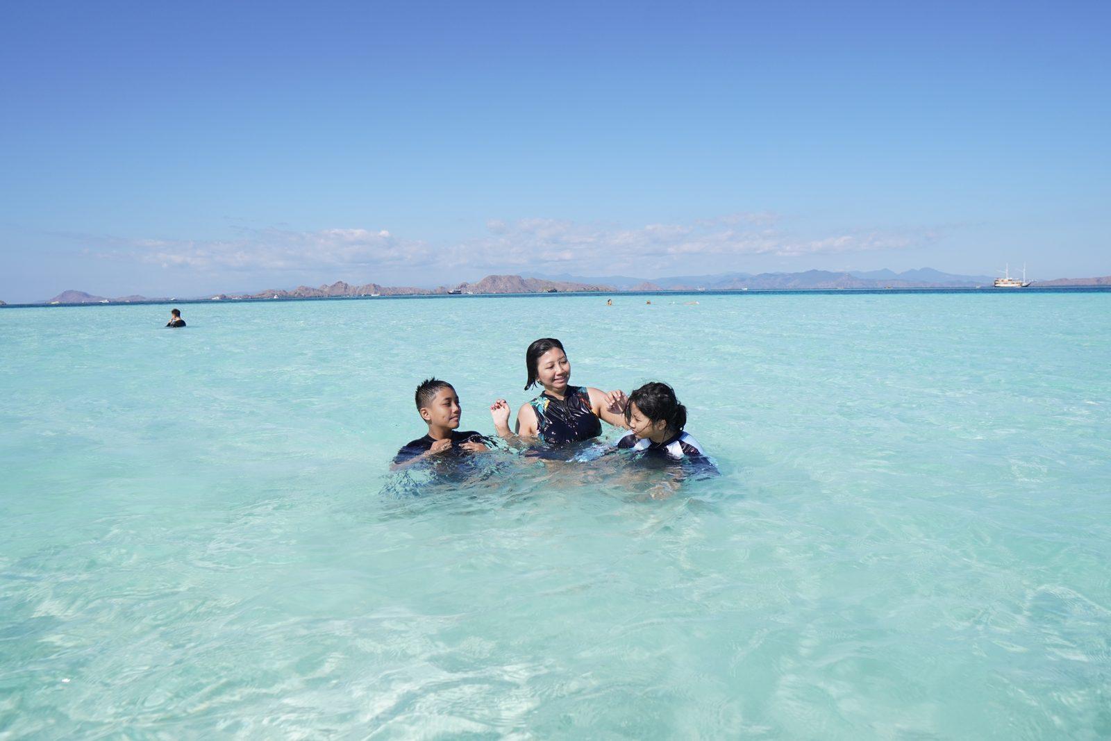 Taka Makassar – group swimming on white sandbar (Echtes Foto von einer Komodo-Explorer-Fahrt)