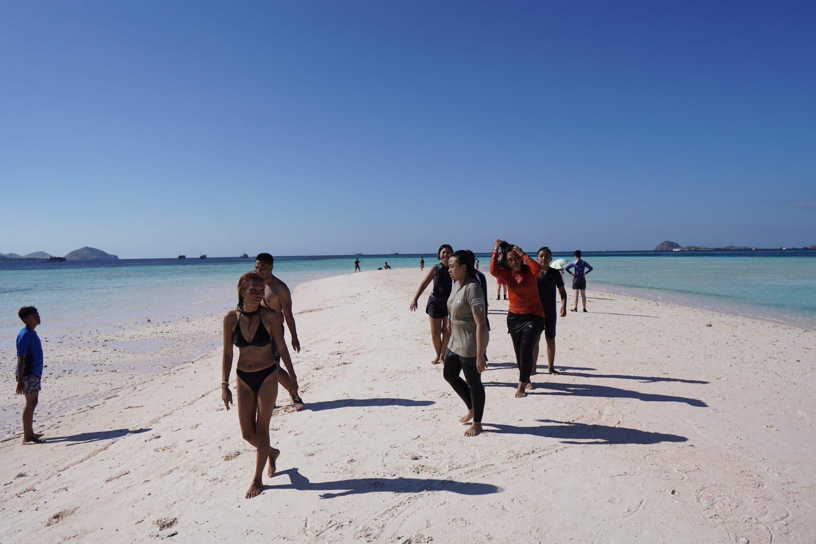 Taka Makassar – group walking on white sandbar (Echtes Foto von einer Komodo-Explorer-Fahrt)