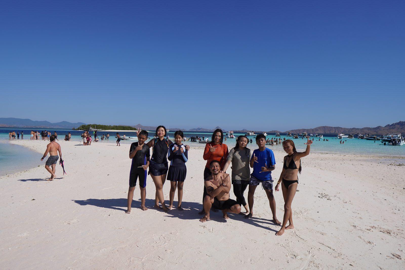 Taka Makassar – group posing on white sandbar (Echtes Foto von einer Komodo-Explorer-Fahrt)