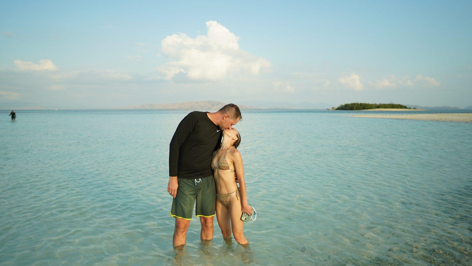 Taka Makassar – couple in shallows, sandbar, islet (Echtes Foto von einer Komodo-Explorer-Fahrt)